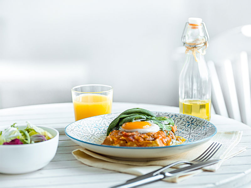 Imagem ilustrativa de uma mesa com prato saudável e colorido