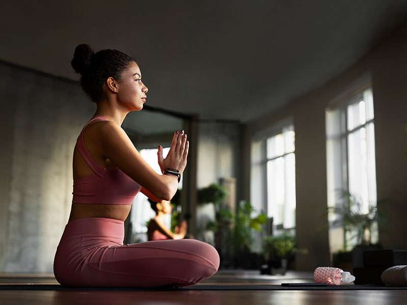 Meditação e ioga auxiliam no alívio do estresse diário.